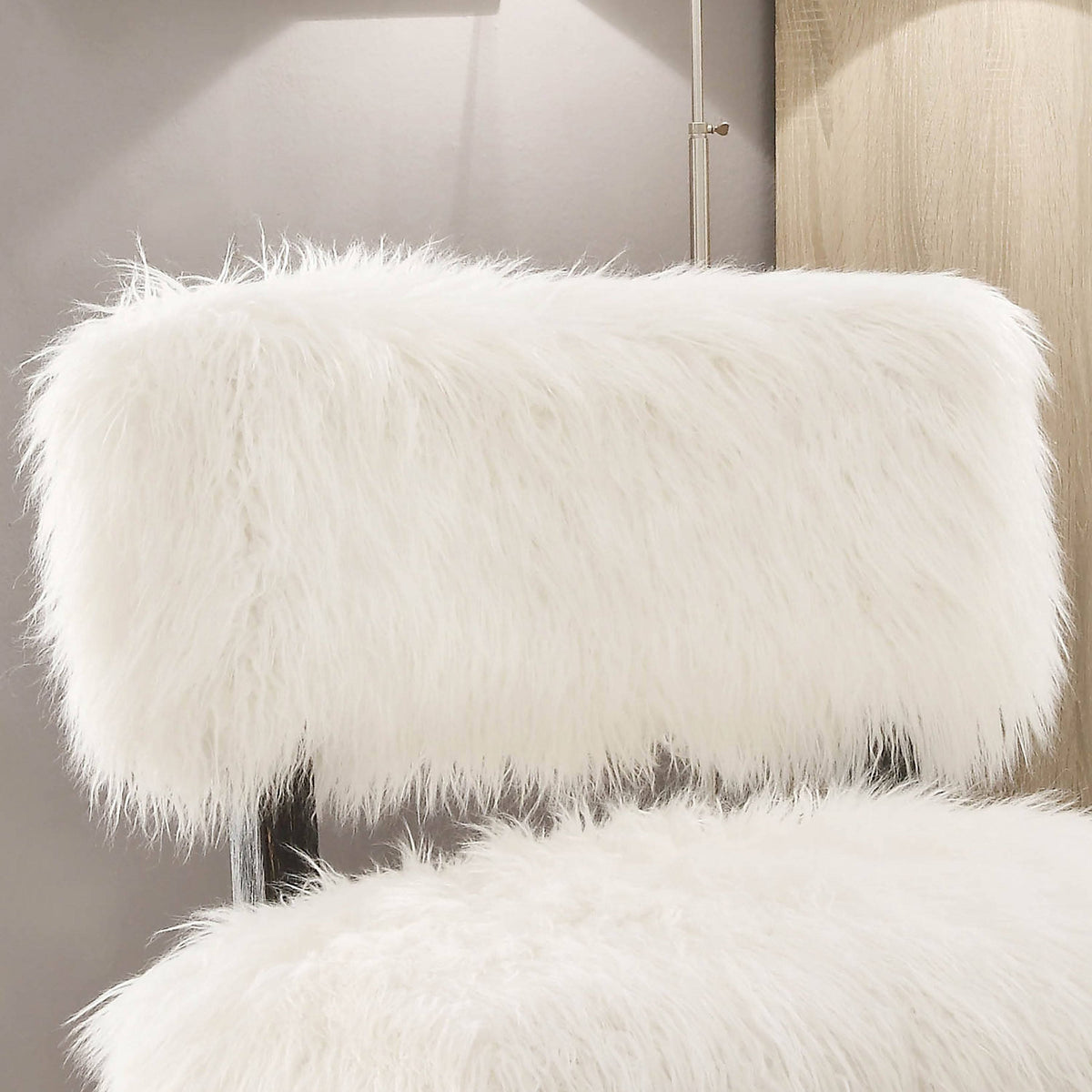 White Faux Fur Accent Chair Q646578